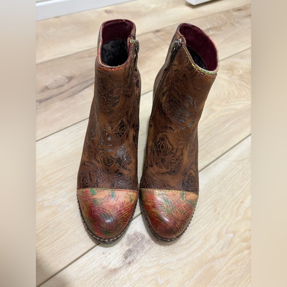 NEVER WORN- L’artiste Waterlilly booties - Size 5 woman’s - Picture 9 of 10